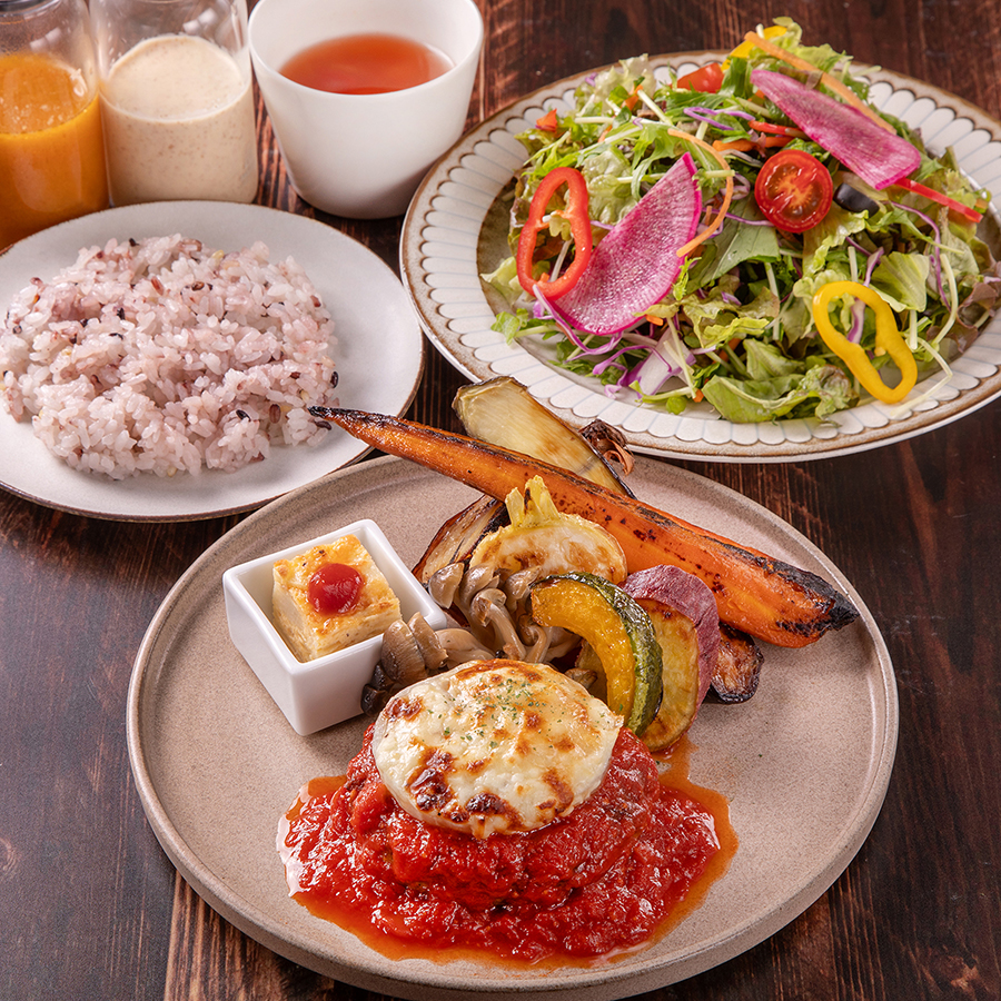 完熟トマトソースのハンバーグとロースト野菜プレート