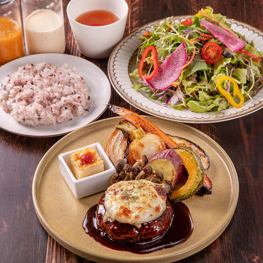 濃厚デミグラスソースのハンバーグとロースト野菜プレートw