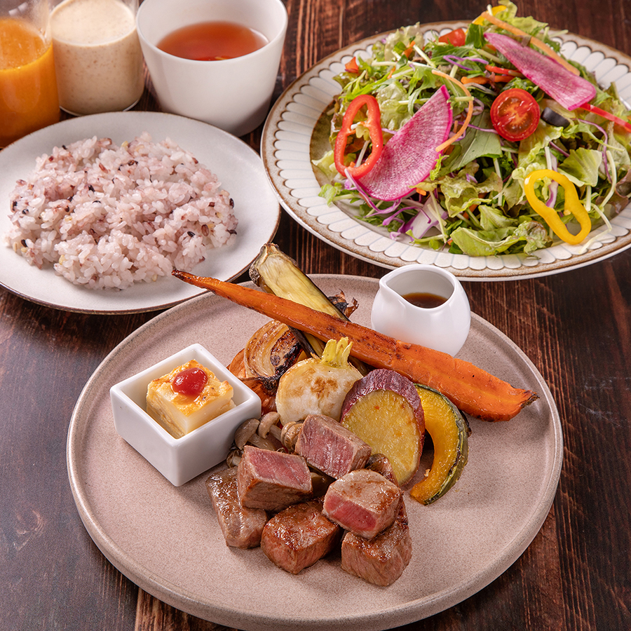 シャリアピンソース笠間和牛サイコロステーキとロースト野菜プレート